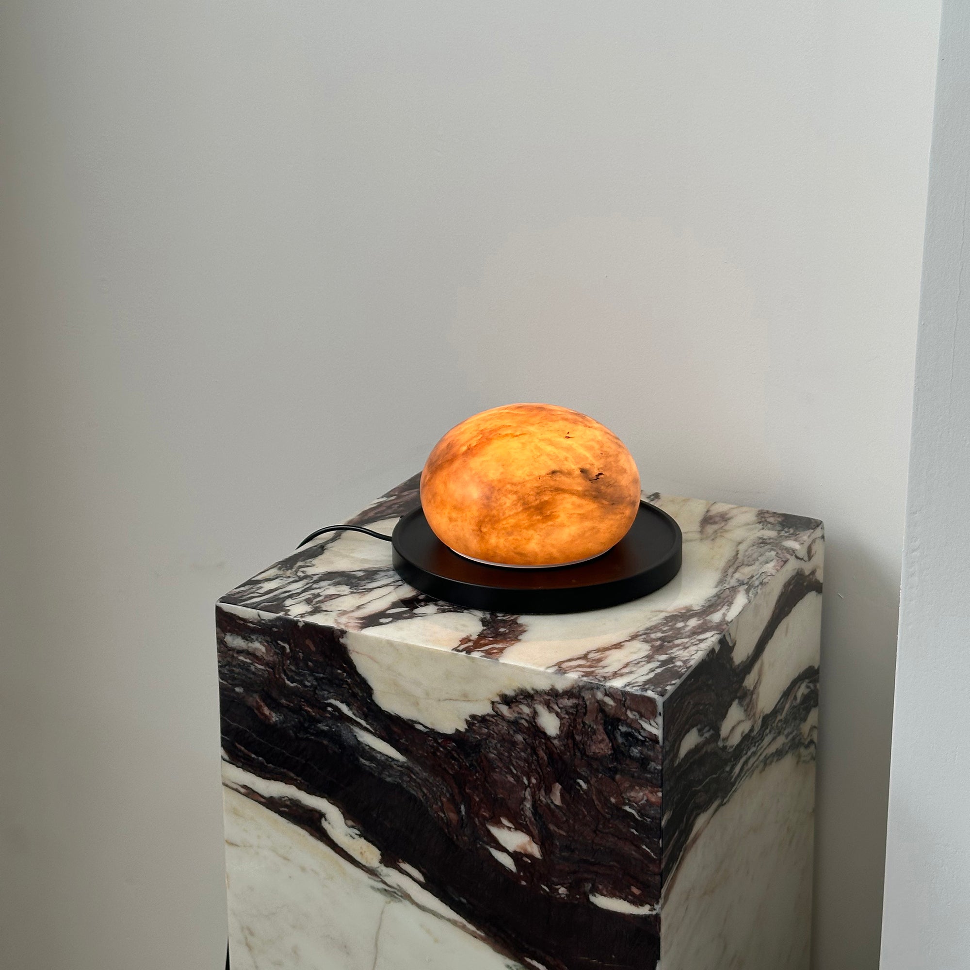Bolita Alabaster Table Lamp - Zonesus