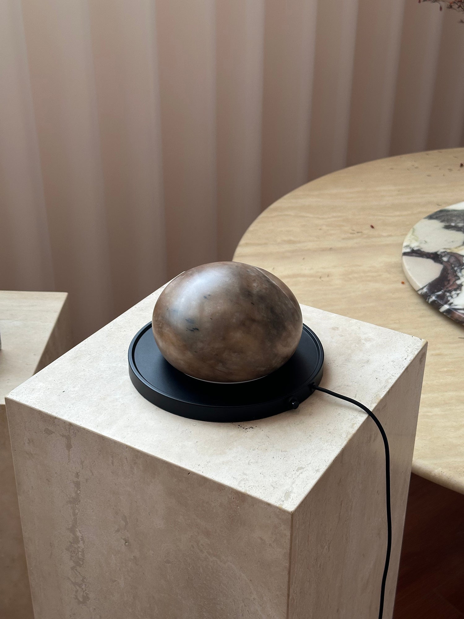 Bolita Alabaster Table Lamp - Zonesus