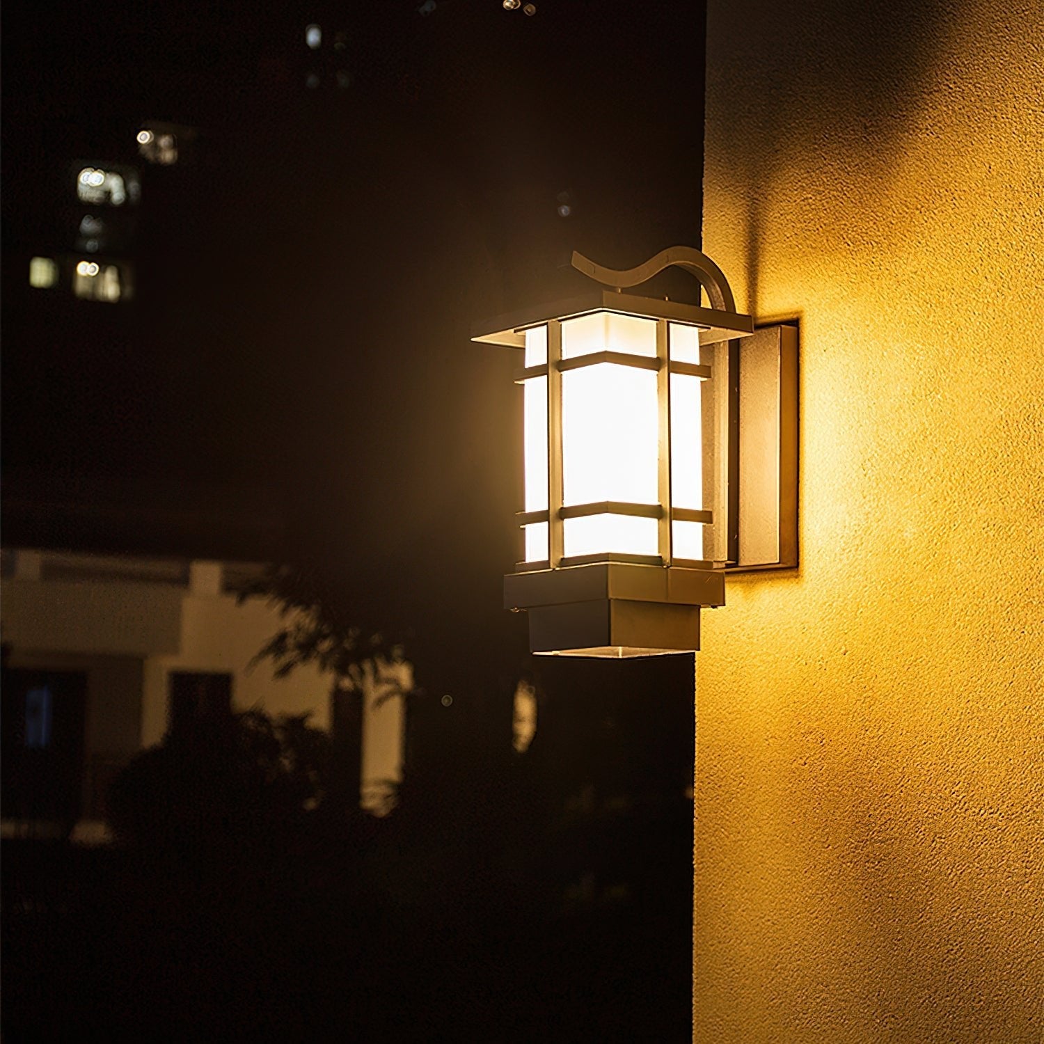 Heritage Glow Outdoor Wall Lamp