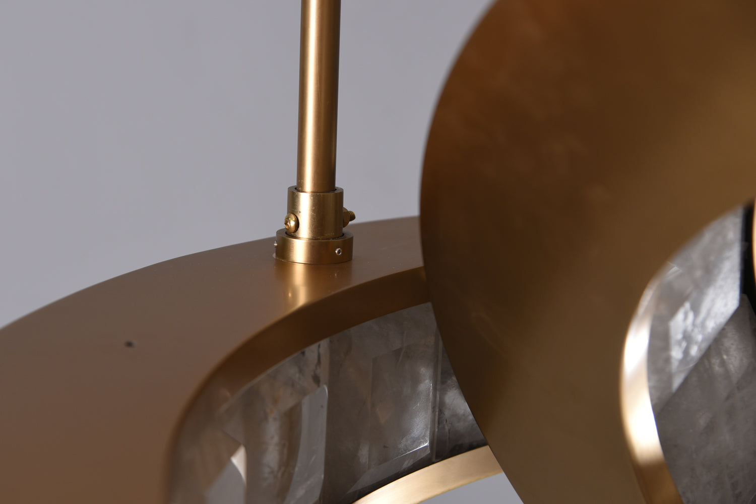 Rolantis -I Rock Crystal Pendant Brass - Zonesus
